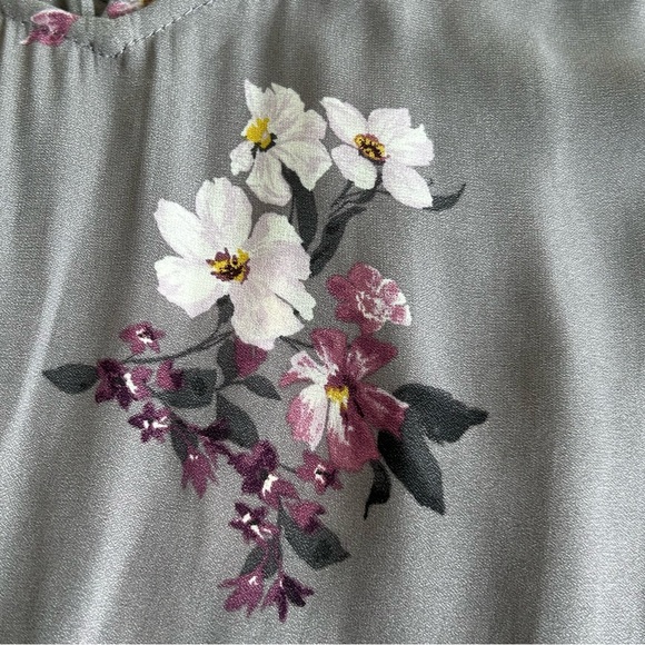 Torrid Grey Floral Crepe V-Neck Smocked Blouse Top Size 4 - Picture 8 of 16